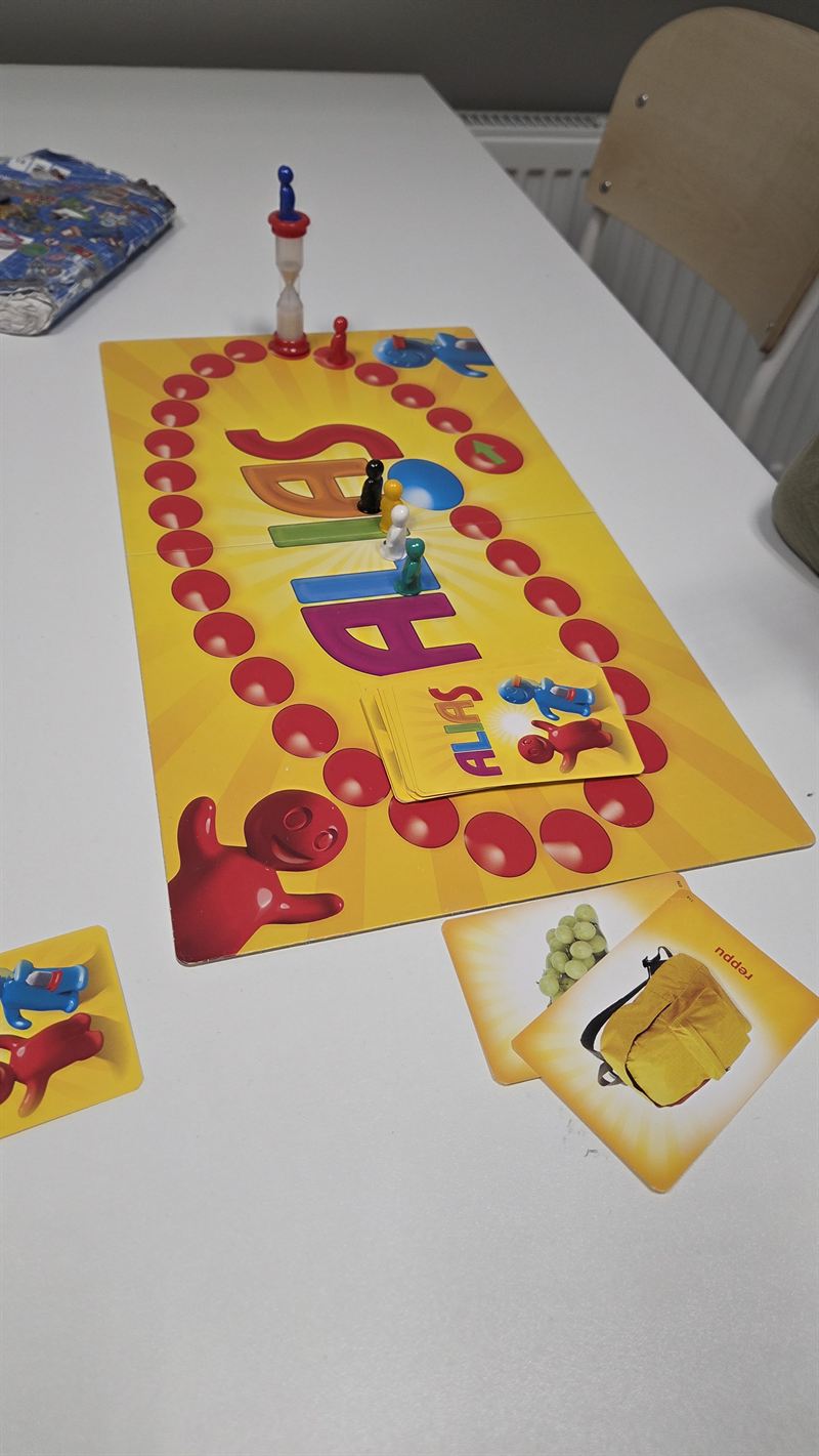 Brädspel och bildkort som används i talterapi